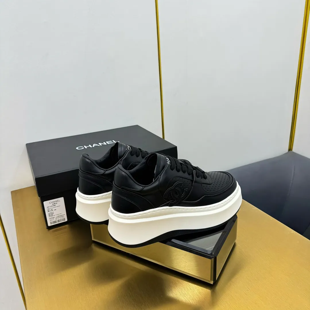 👟👟Ex-factory price 600👟👟 Upgraded version, upgraded version, upgraded version! No rebuttal accepted! ! ! ! Chanel Chanel panda shoes! 2025 counter's top casual sports shoes. This classic design; the upper is electro-embroidered with a variety of techniques; the outsole is fashionable and sporty; the unusual inclusion of a variety of color matching elements... The diversified mix and match is very good-looking and versatile, and can be used for leisure, fashion, sports, and outdoor... ꫛꫀꪝ Go➫ Materials: ❶Upper made of: original imported first-layer silk cowhide + original waterproof cloth + original first-layer cowhide ❷Inner lining: Original Yangli+Net ❸Outsole based on: Original TPU combination outsole Counter boutique packaging complete set for women 35–41 👉 👉